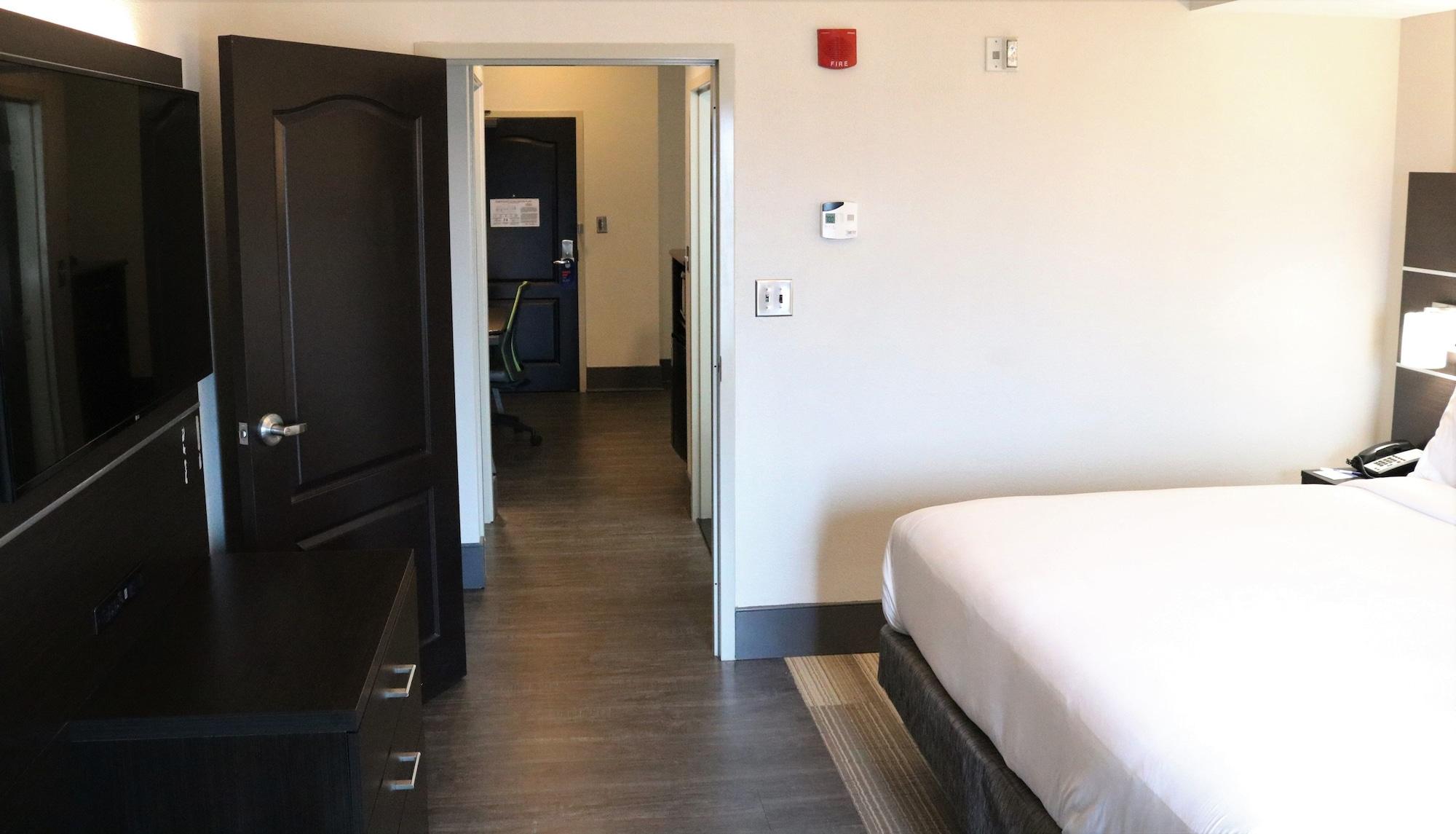 Holiday Inn Express Hotel & Suites Columbia-Fort Jackson By Ihg Exterior foto