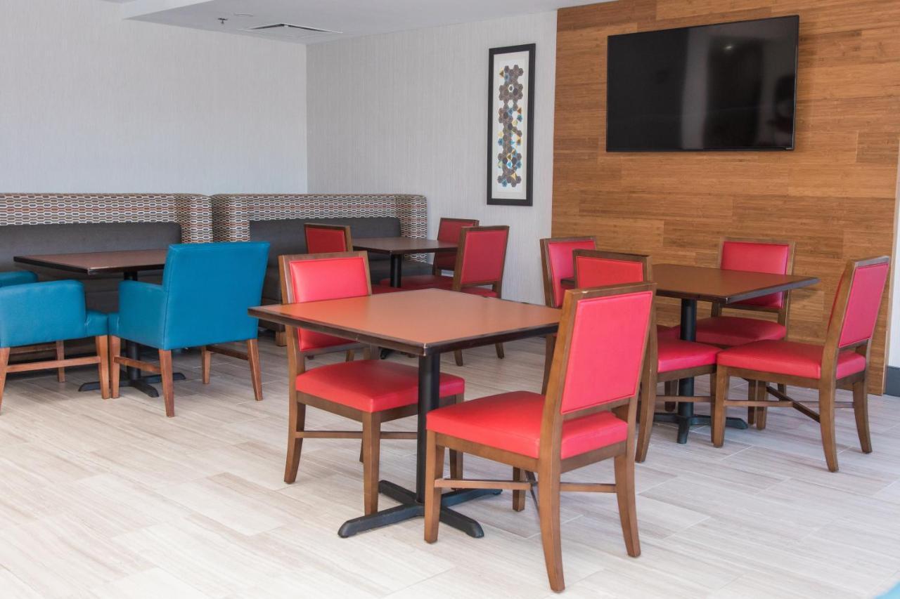 Holiday Inn Express Hotel & Suites Columbia-Fort Jackson By Ihg Exterior foto